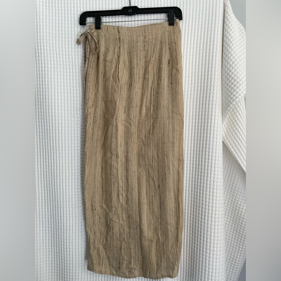 Elegant Gap Beige and Black Embroidered Wrap Skirt - Picture 2 of 3